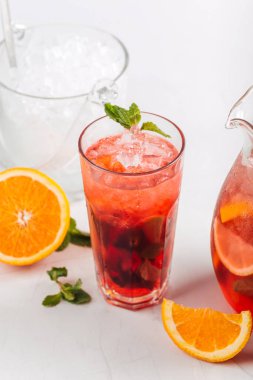 Sürahi ve bardakta kırmızı çilekli limonata.