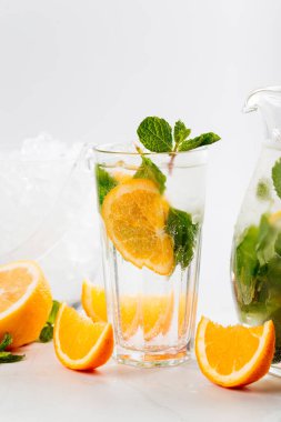 Portakallı ve bardakta naneli limonata.