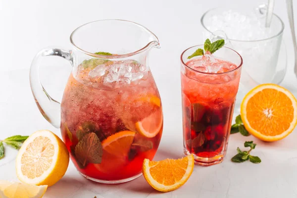 Oldalnézet piros bogyó limonádé egy kancsó és üveg — Stock Fotó