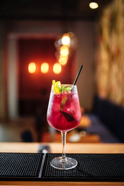 氷とミントの入ったガラスのピンクのアルコールカクテル — ストック写真
