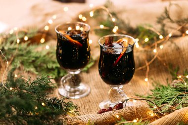 Hünerli iki cam bardak pırıltı.