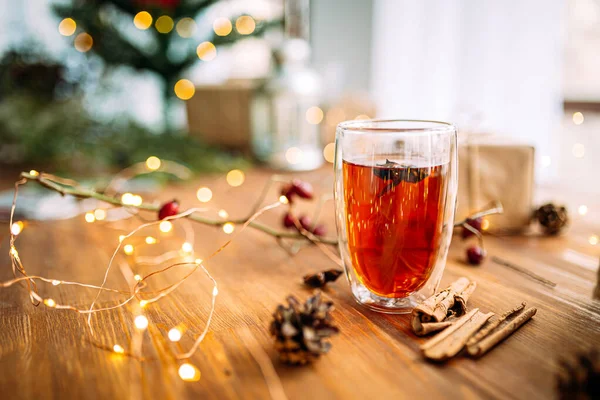 Teetasse aus Glas mit Sternanis und Lichterkranz — Stockfoto
