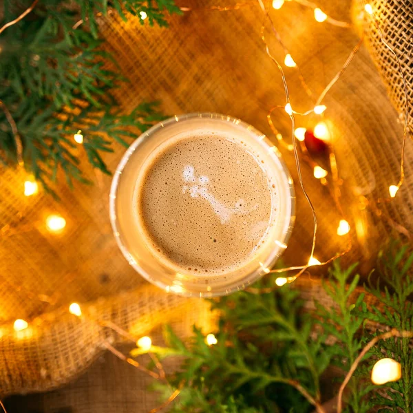 Kaffee auf Sacktuch mit Girlanden und Tannenzweigen — Stockfoto