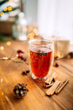 Yıldız anasonlu ve çelenkli bir bardak çay.