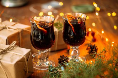 Hediyeler ve bulanık çelenk ışıklarıyla parıldıyor.