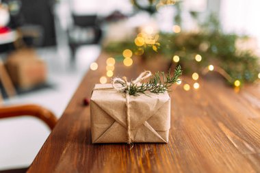 Tahta masanın üzerinde el işi paketlenmiş hediye kutusu