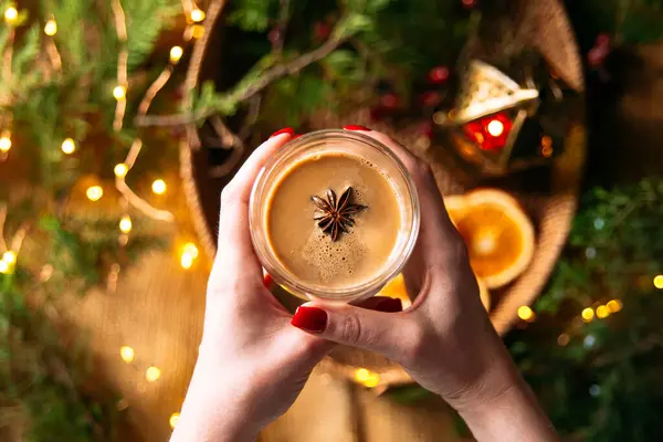 Weibliche Hanse halten festlichen Kaffee-Latte — Stockfoto