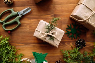 Tahta masada çelenkli el işi hediye kutusu.