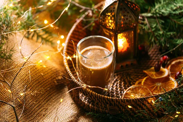Kaffee-Latte in einem Weidenkorbtablett mit Girlanden — Stockfoto