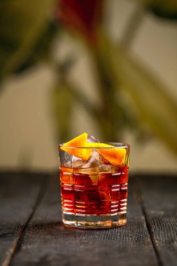 Eski moda bardakta cin ve Negroni kokteyli.