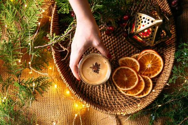 Coffee latte in a wicker basket tray with garland — Stock Photo, Image