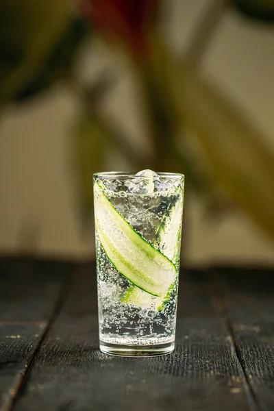 Cóctel de gin tonic fresco con pepino en un vaso — Foto de Stock