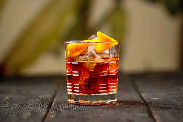 Cocktail Negroni con gin in vetro vecchio stile — Foto Stock