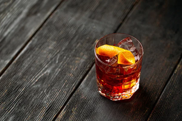 Negroni koktajl z ginem w starym szkle mody — Zdjęcie stockowe