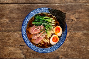 Pastırmalı erişte çorbası ve jitama yumurtası.