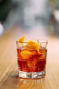 Eski moda bardakta cin ve Negroni kokteyli.