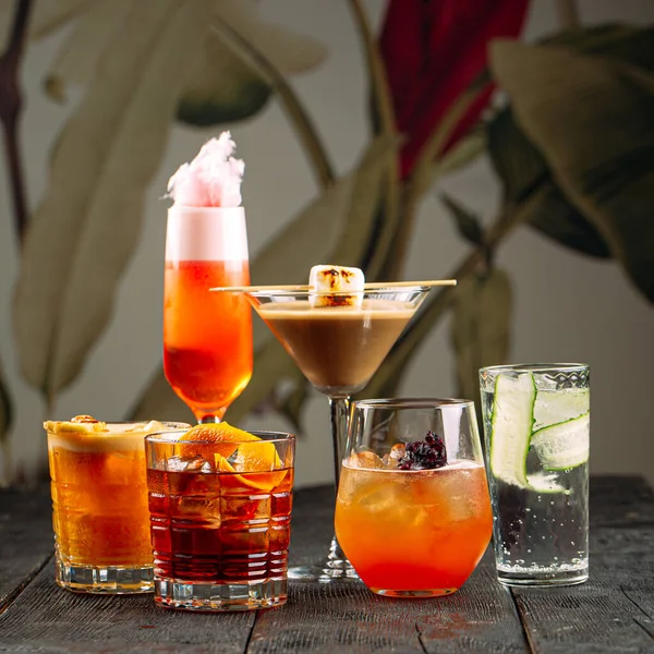 Varietà di diversi cocktail alcolici misti — Foto Stock