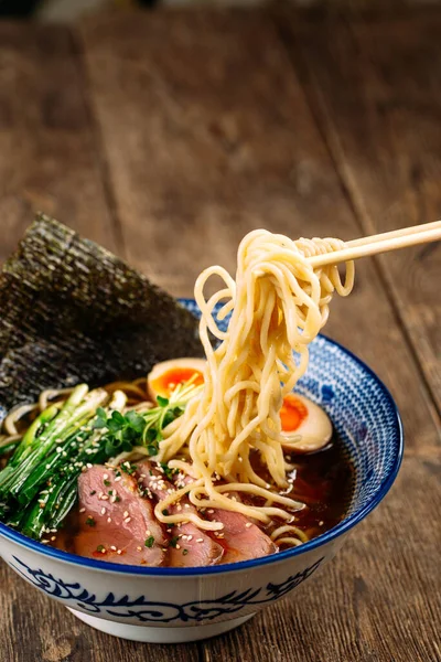Comer sopa de fideos ramen japonés con pastrami — Foto de Stock
