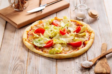 Domatesli ve marullu tavuklu sezar pizza.