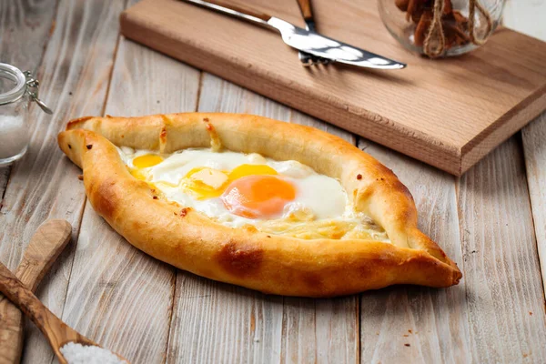 Kaukázusi lapos kenyér adjarian khachapuri tojással — Stock Fotó