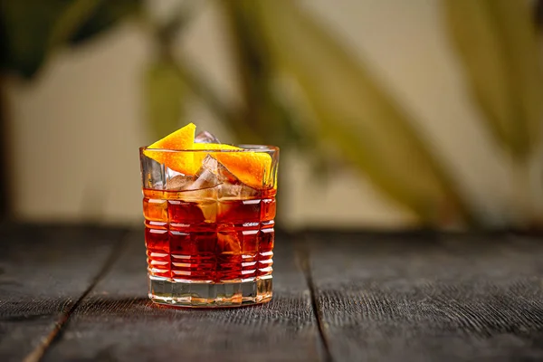 Cocktail Negroni con gin in vetro vecchio stile — Foto Stock