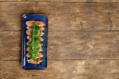 Dilimlenmiş kurutulmuş ördek göğsü ve deniz yosunu chuka