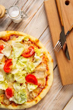 Domatesli ve marullu tavuklu sezar pizza.