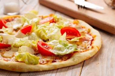 Domatesli ve marullu tavuklu sezar pizza.