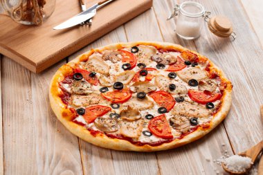 Mantarlı ve zeytinli tavuk pizzası.