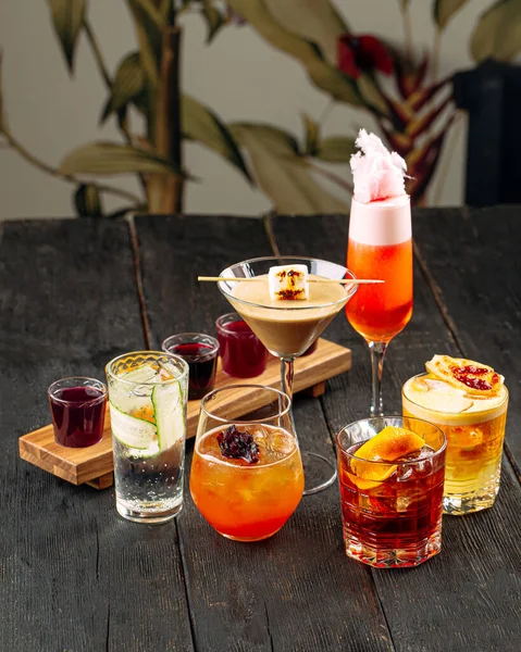 Variété de différents cocktails alcoolisés mélangés — Photo