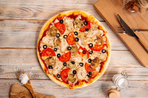 Pizza z kurczaka z grzybami i oliwkami — Zdjęcie stockowe