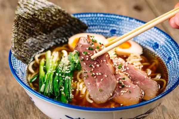 Comer sopa de fideos ramen japonés con pastrami — Foto de Stock