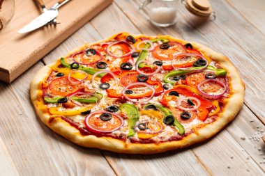 Zeytin ve biberli sebzeli pizza.