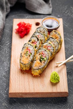 Tempura sushi peynirli ve yengeç etli.