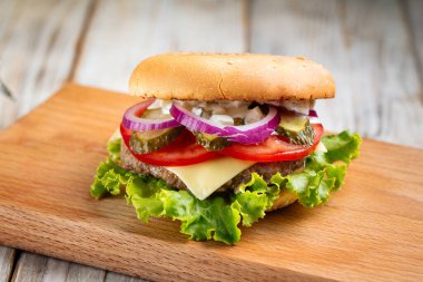 Biftek köfteli klasik hamburger.