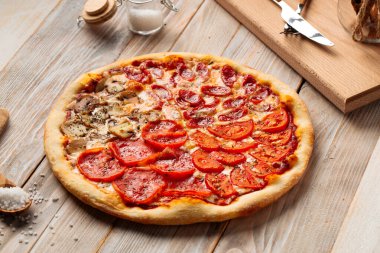 Tahta masada dört mevsimlik pizza.