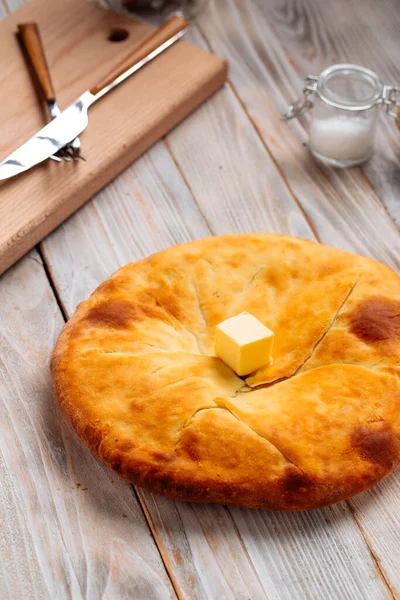 Georgische megreliaanse khachapuri op de houten tafel — Stockfoto