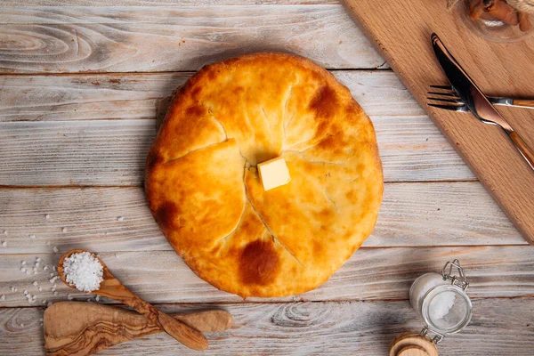 Georgische megreliaanse khachapuri op de houten tafel — Stockfoto