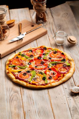 Zeytin ve biberli sebze pizzası