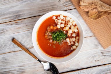 Kasede kraker olan domates çorbası manzarası