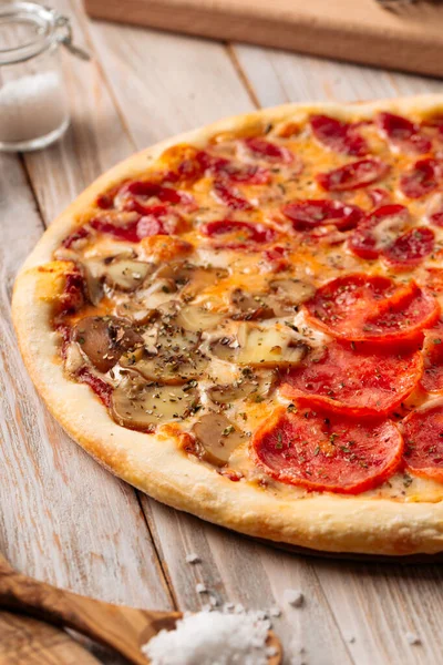 Tahta kırsal masada dört sezonluk pizza