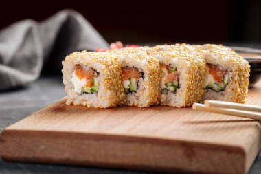 Somon ve salatalıklı suşi, susam tohumlu.