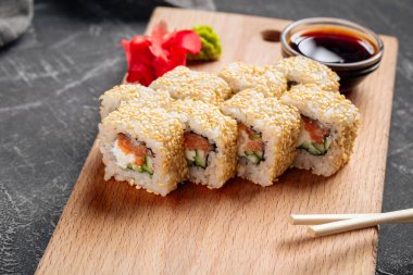 Somon ve salatalıklı suşi, susam tohumlu.