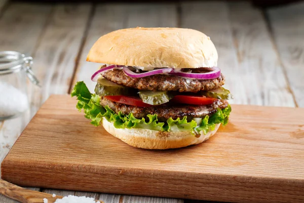 Tahtada turşulu duble köfte burger.