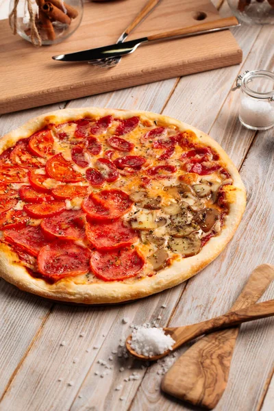 Pizza de quatro estações sortidas na mesa de madeira — Fotografia de Stock
