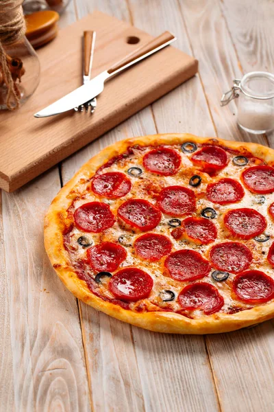 Pizza de pepperoni fresco assado com salame e azeitonas — Fotografia de Stock