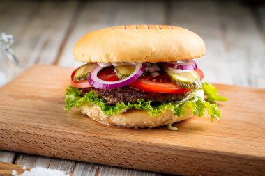 Biftek köfteli klasik hamburger.