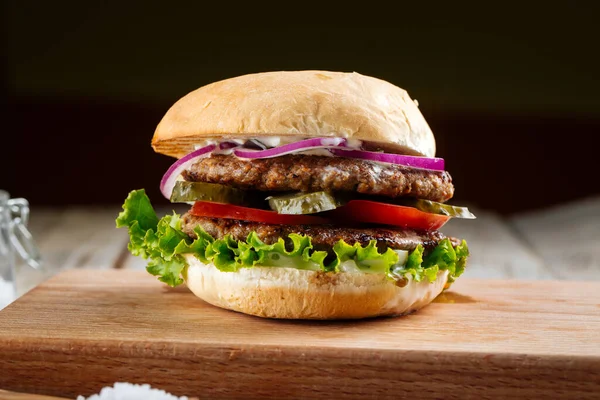 Tahtada turşulu duble köfte burger.