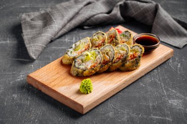 Kızarmış tempura suşisi, marul ve soslu.