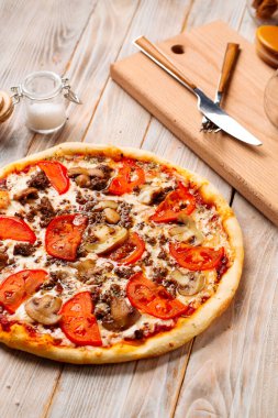 Mantarlı ve domatesli kıymalı pizza.